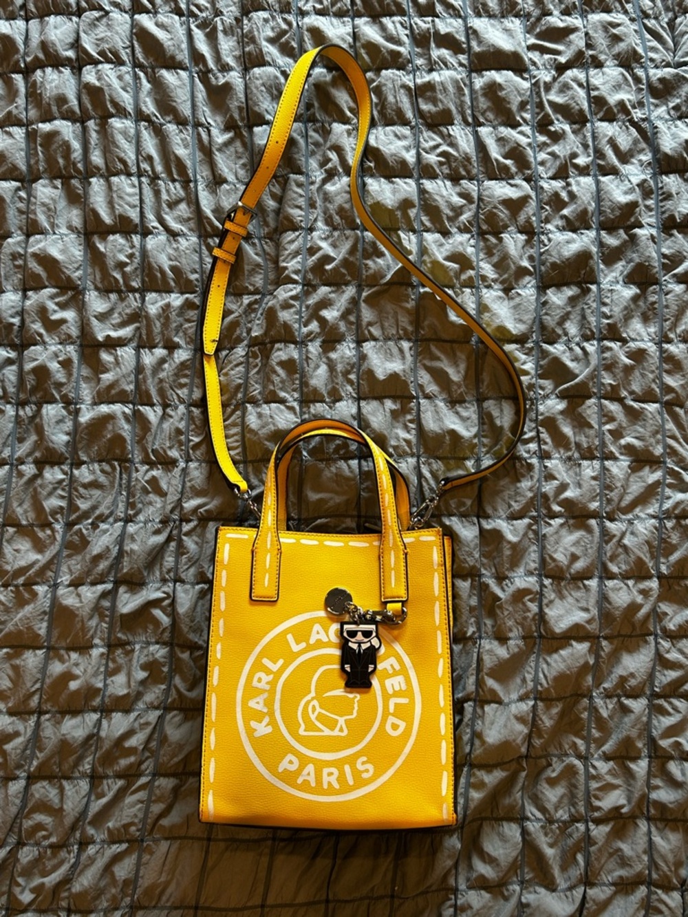 Karl Lagerfeld NOUVEAU
Crossbody Yellow Bag W/charm
